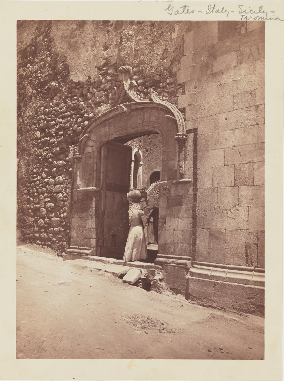 [Mulher a entrar no portão]. de Baron Wilhelm von Gloeden