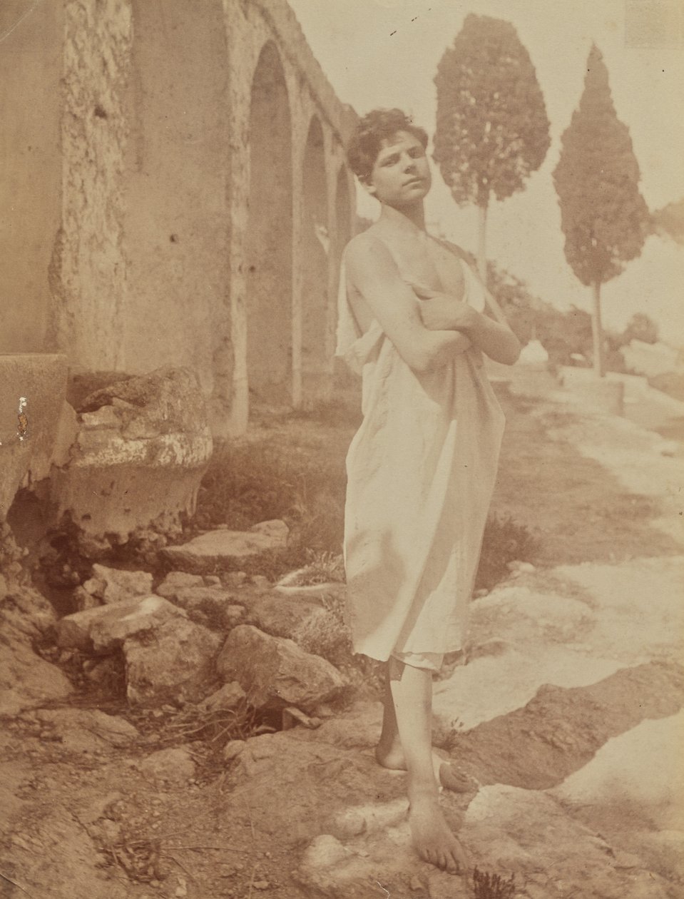 [Jovem posando num teatro grego] de Baron Wilhelm von Gloeden