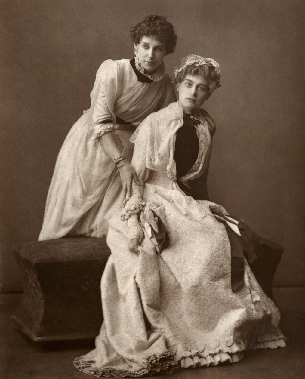 Atrizes britânicas Eweretta Lawrence e Grace Otway em On Change, 1886 de Barraud