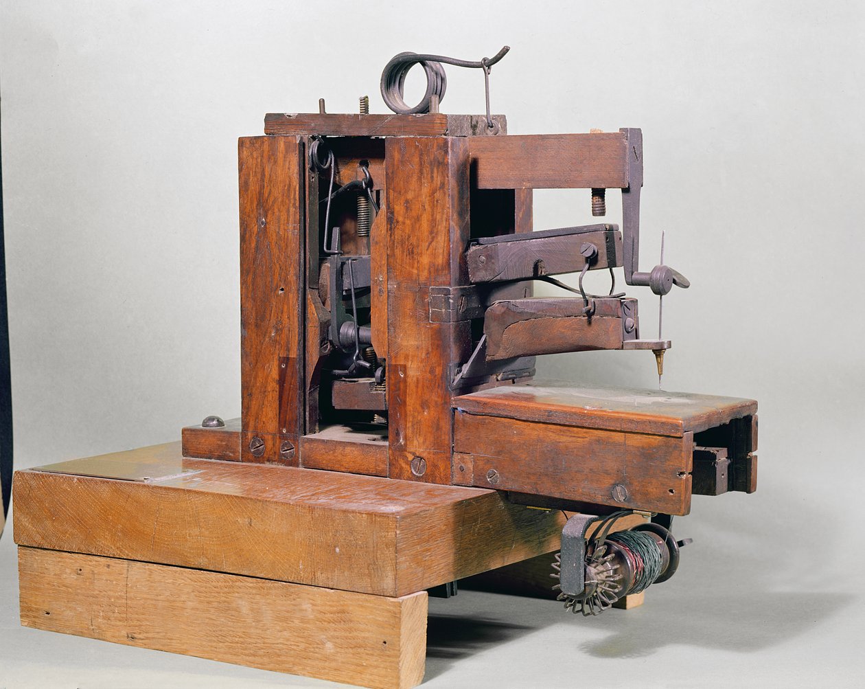 &39;Couseuse&39;, a primeira máquina de costura, 1830 (madeira e metal) de Barthelemy and Clair, P. Thimonnier