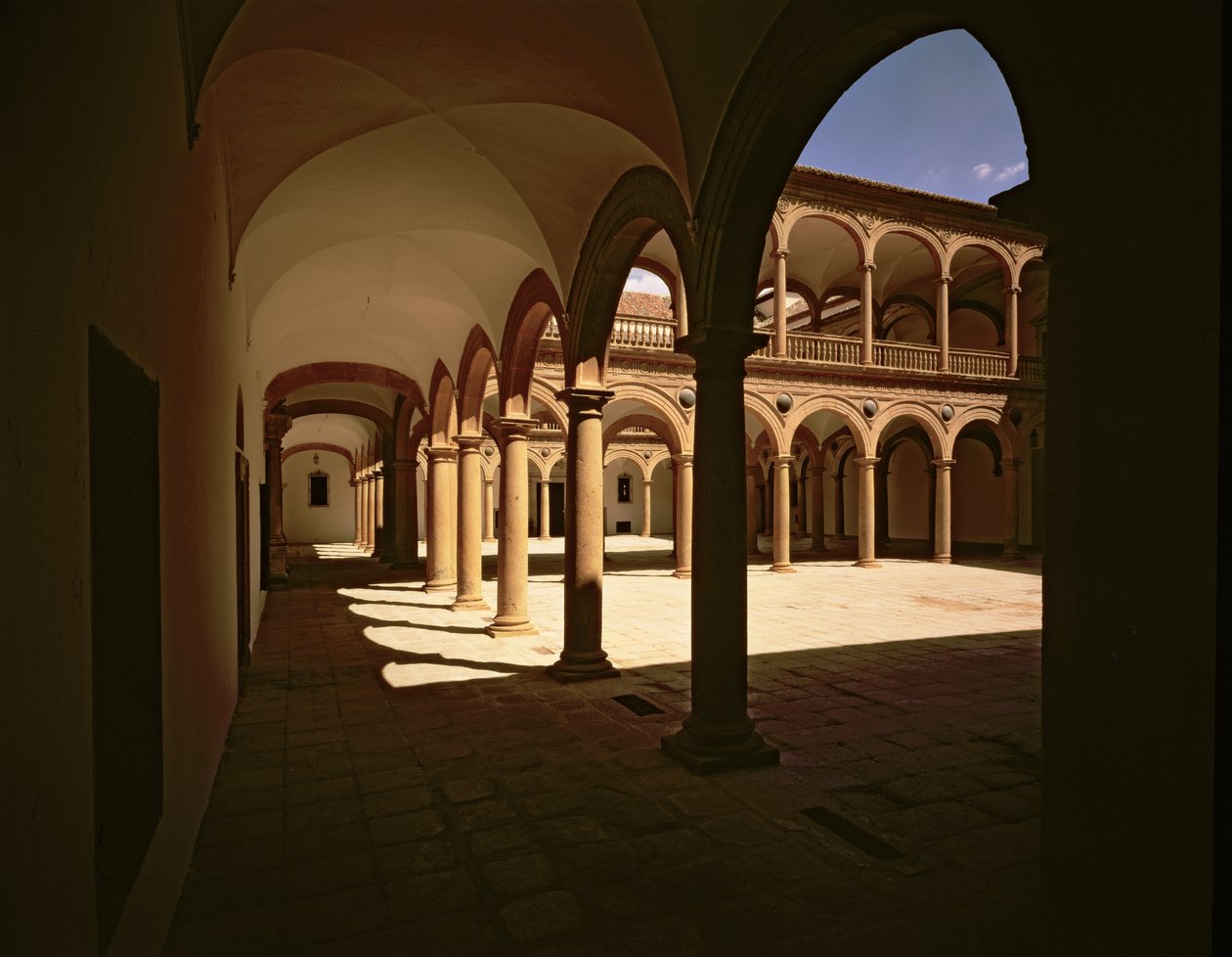 Vista da galeria dos pátios interiores do hospital, projectada por Bartolomeu Bustamante (c.1499-1570) (foto) de Bartolome de Bustamante
