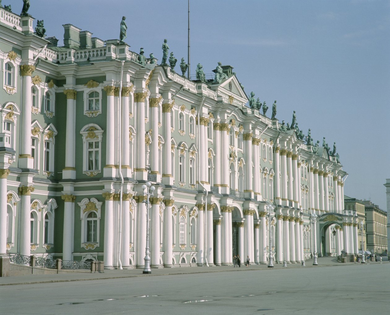 Vista da fachada sul da Praça do Palácio, construída 1753-62 de Bartolomeo Franceso Rastrelli