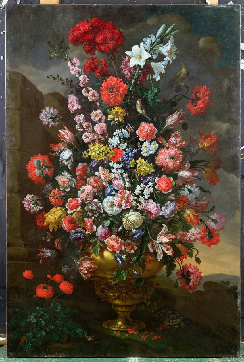 Lírios, tulipas, cravos, peônias, convólvulos e outras flores em uma urna de bronze com pássaros, uma tartaruga e borboletas em uma paisagem, 1718 de Bartolomeo Bimbi