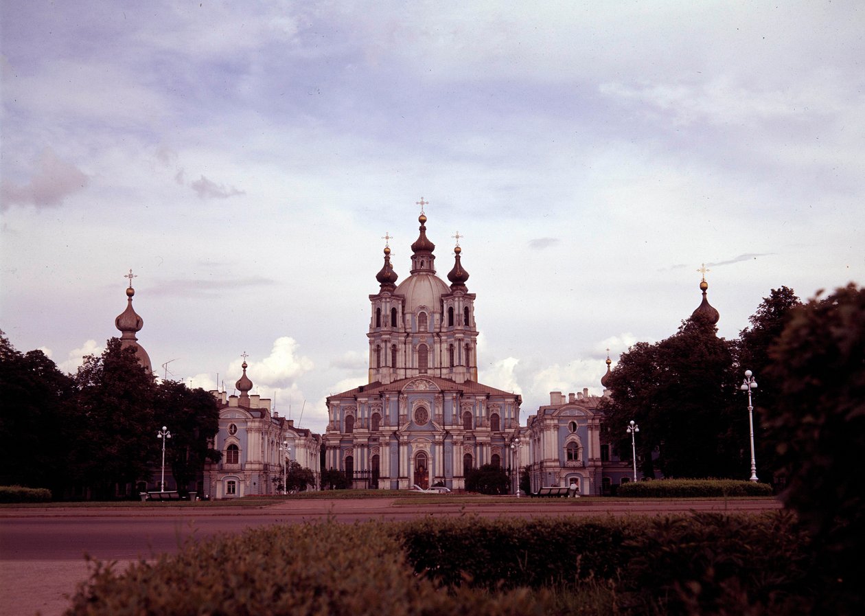 Arquitectura: vista do mosteiro de Smolny construído entre 1748 e 1835 pelo arquitecto Francesco Bartolomeo Rastrelli (1700-1771), São Petersburgo, Rússia. de Bartolomeo Franceso Rastrelli