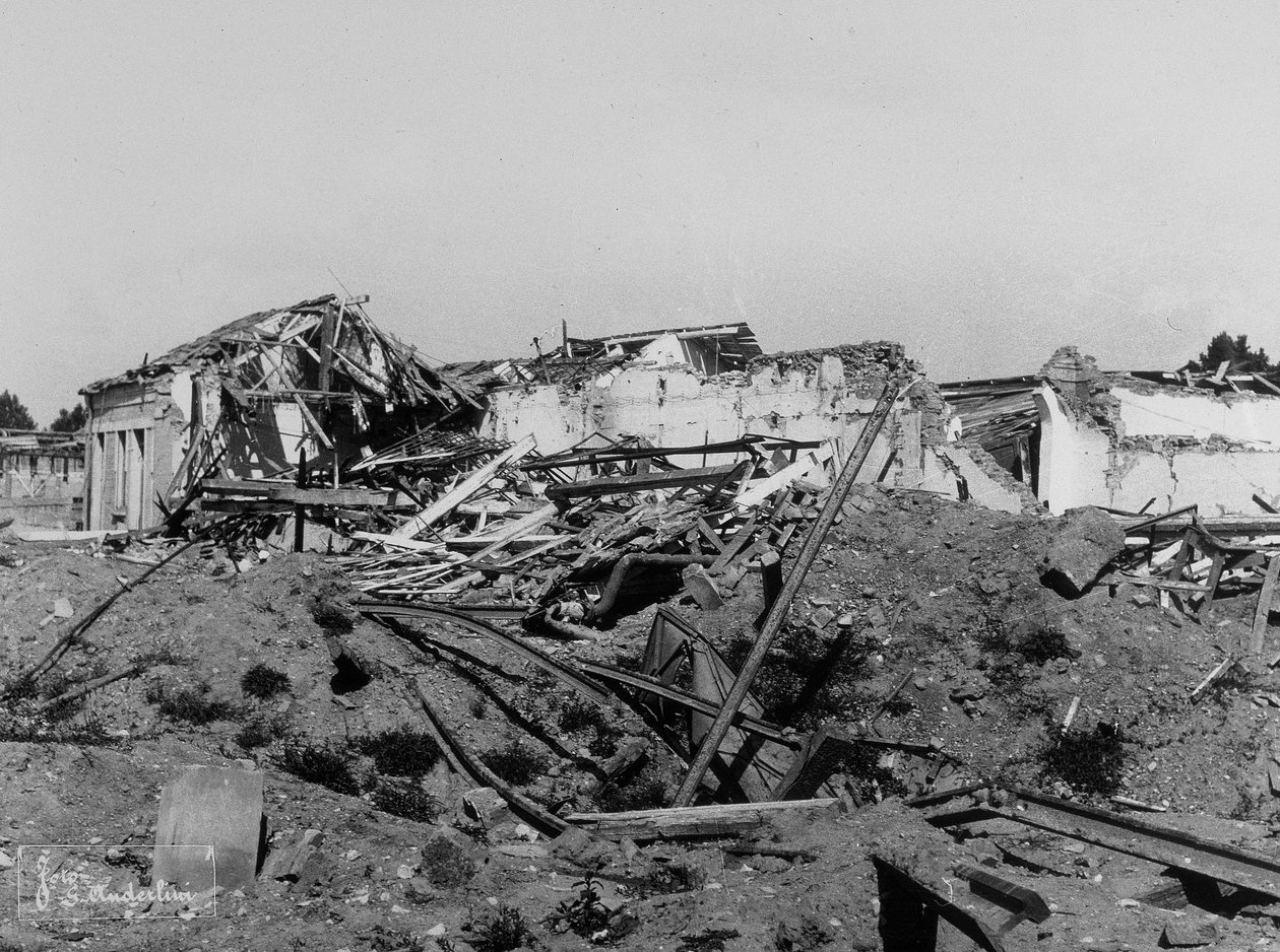 Os bombardeamentos de Sermide: edifícios danificados durante a segunda guerra mundial de Bayard and Bertall