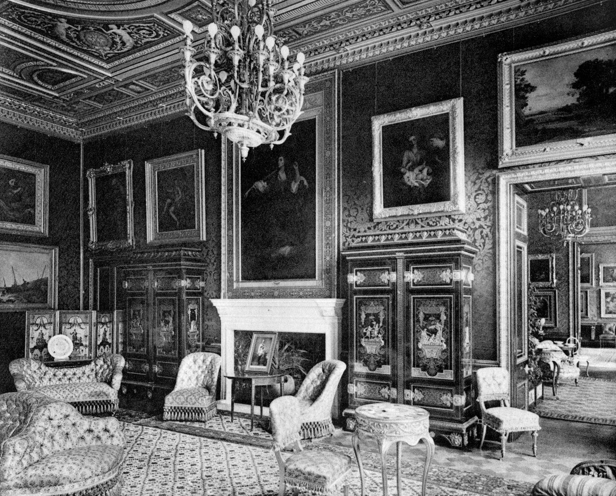 A sala de estar, Grosvenor House, 1908. de Bedford Lemere and Company