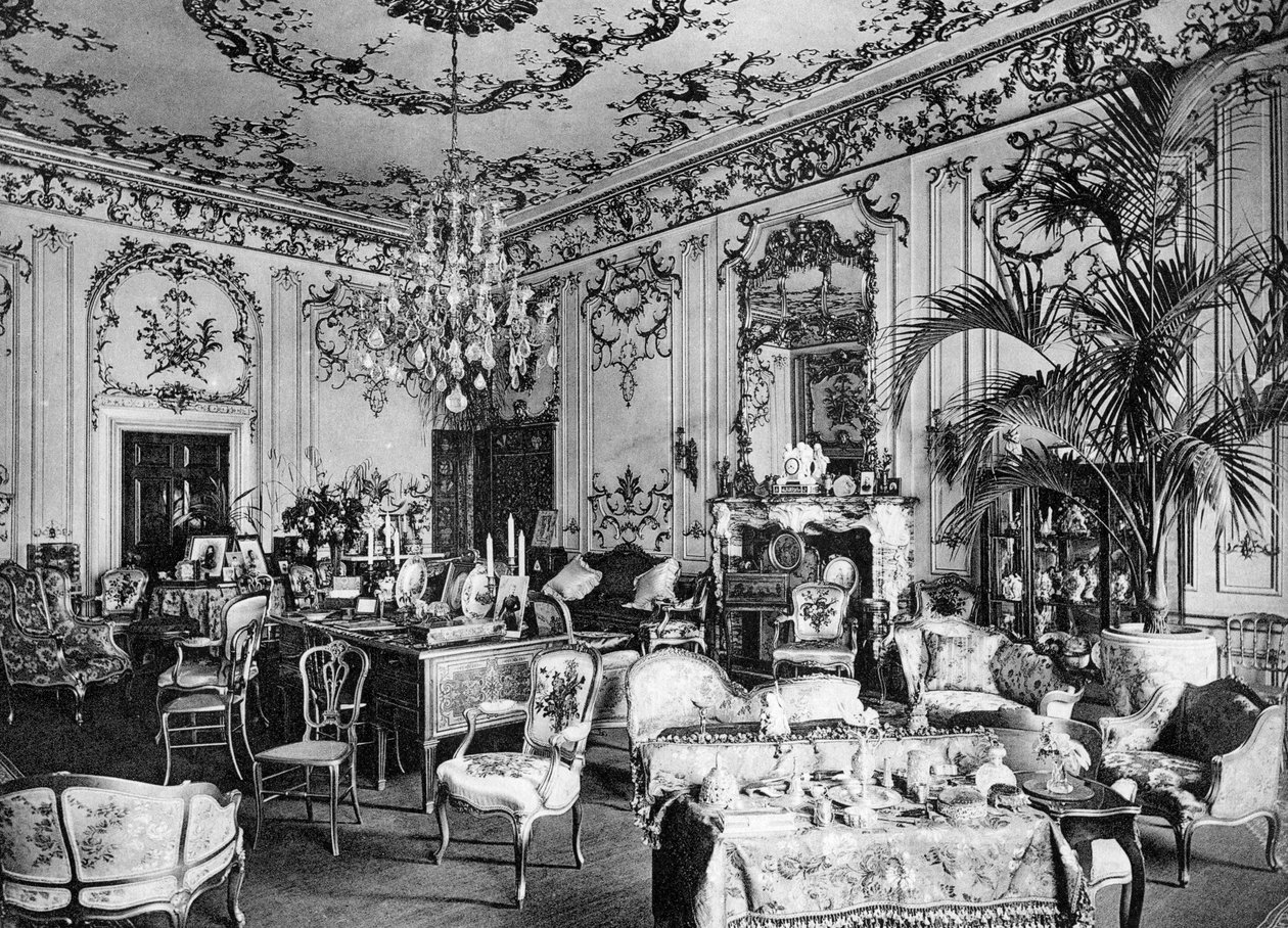 A sala de estar, Chesterfield House, 1908. de Bedford Lemere and Company