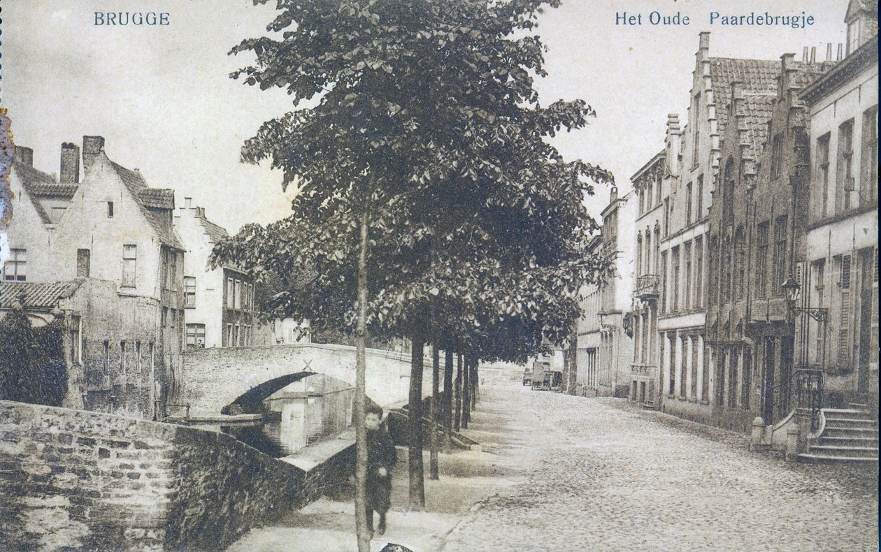 Cartão postal que descreve um canal com a ponte velha em Bruges, c.1912 de Belgian Photographer