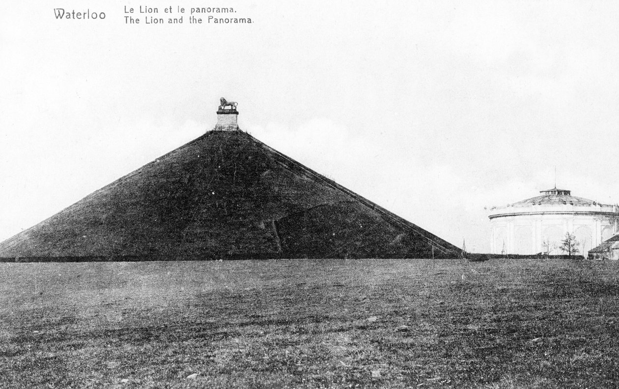 O Butte du Lion (Monte Leão) e o Panorama em Waterloo, cartão comemorativo, c.1912 (photolitho) de Belgian Photographer
