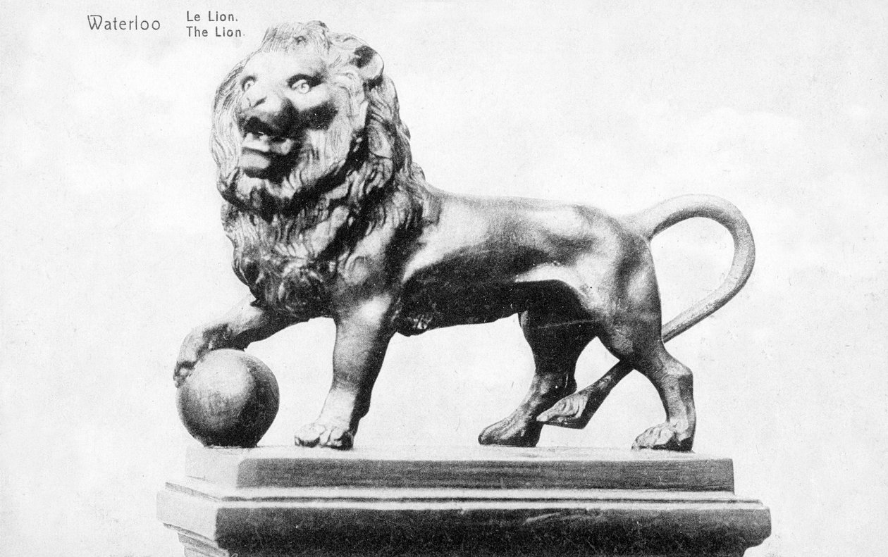 O memorial holandês para a batalha de Waterloo, representando o leão no cume do Butte du Lion (Lions Mound), cartão comemorativo, c.1912 (photolitho) de Belgian Photographer