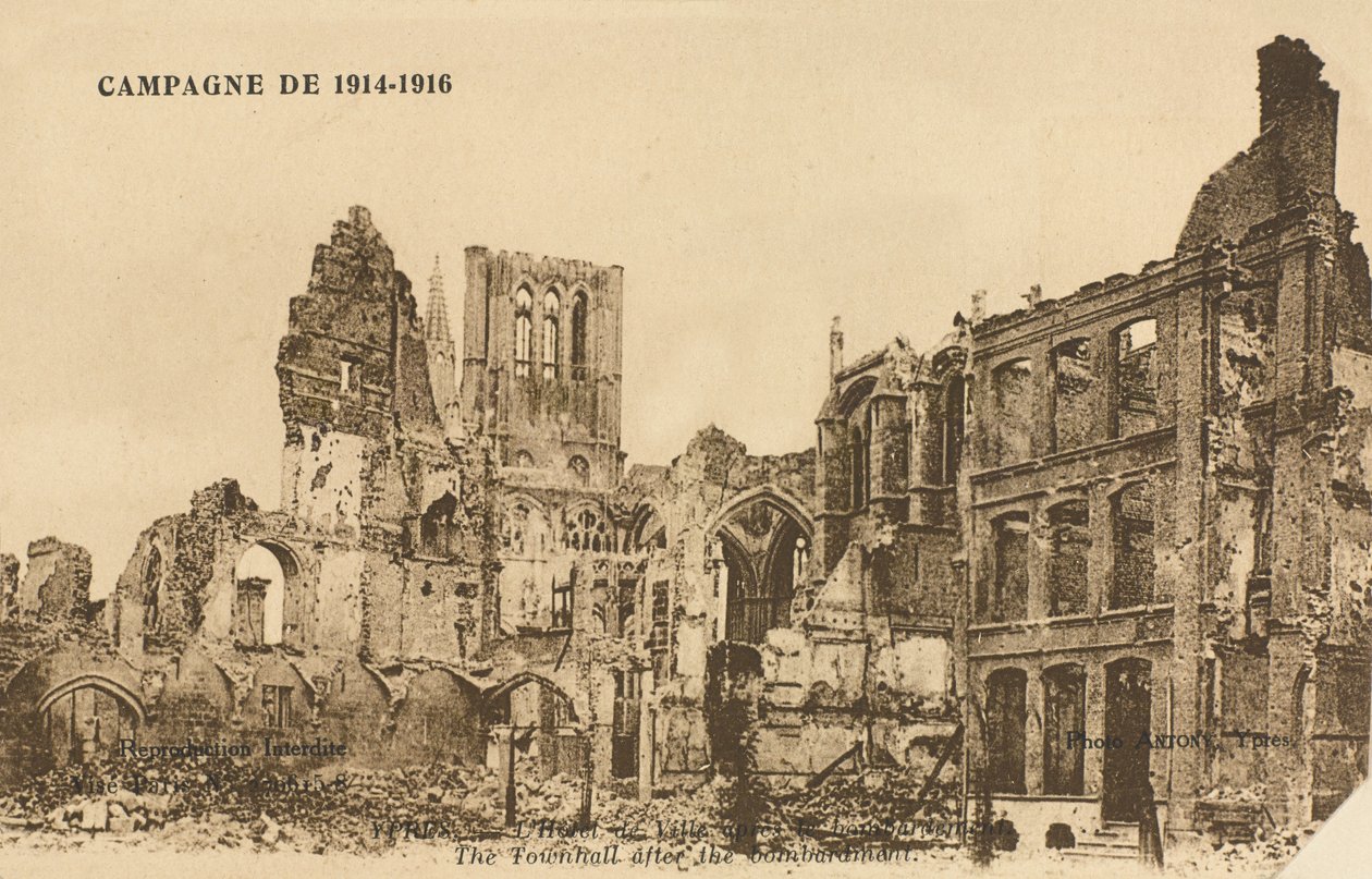 Hotel de Ville após o bombardeio, Ypres, 1915 de Belgian Photographer