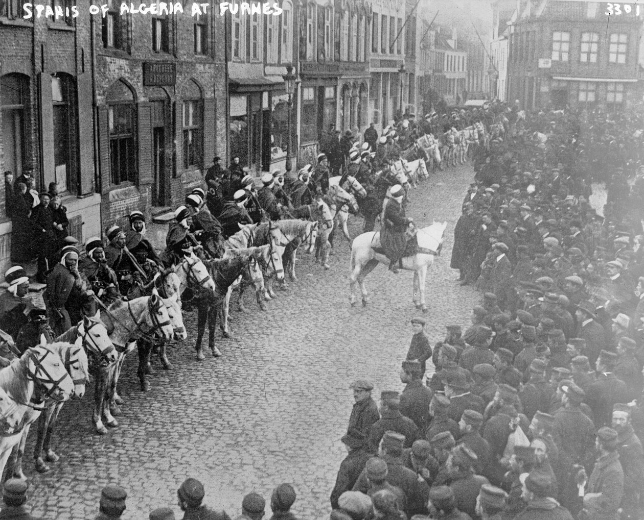 Spahis da Argélia em Furnes, 1914-15 de Belgian Photographer