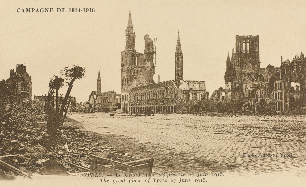 A Grand Place, Ypres, 27 de junho de 1915 de Belgian Photographer