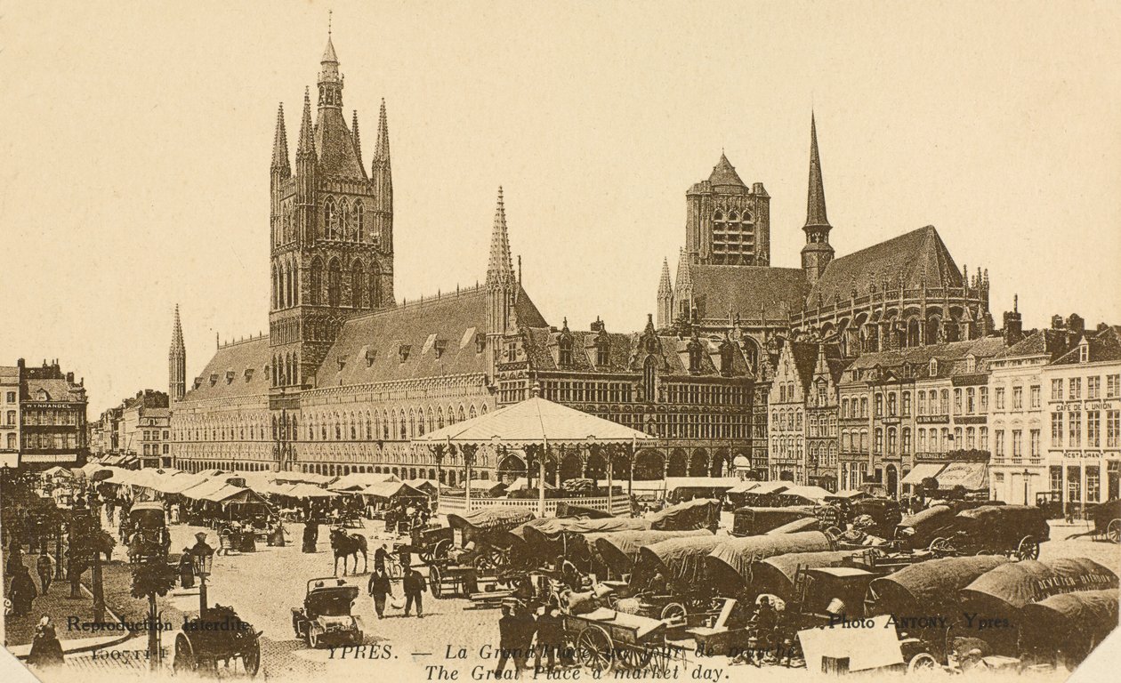 A Grand Place no dia do mercado, Ypres, Bélgica de Belgian Photographer