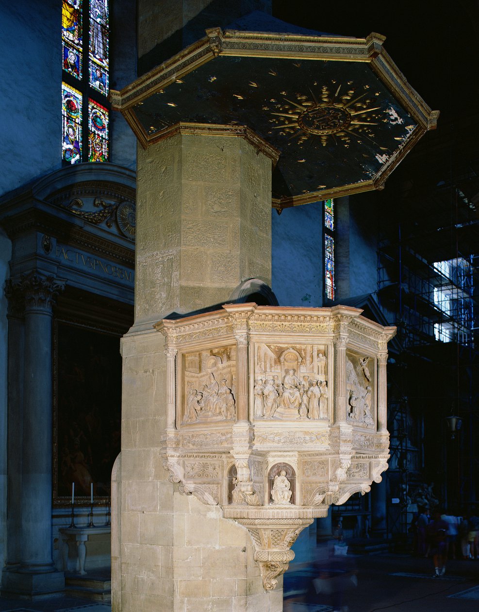 Púlpito decorado com cenas da vida de São Francisco e quatro virtudes de Benedetto da Maiano