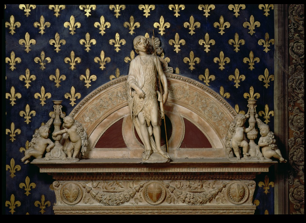 São João Batista ladeado por dois candelabros, de uma moldura de porta na Sala dei Gigli, 1470 (mármore) (ver também 82449) de Benedetto da Maiano