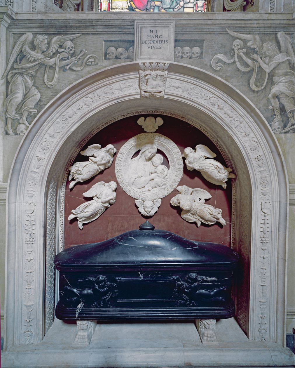 Túmulo de Filippo Strozzi (1428-91) na Capela Strozzi, 1491-95 (mármore) de Benedetto da Maiano