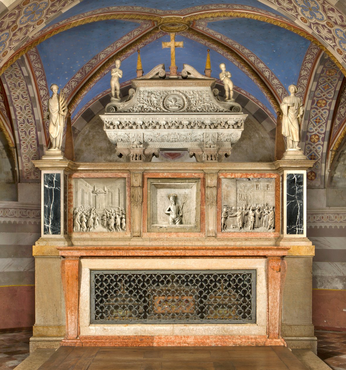Cripta, Altar Alto com a Arca dos Santos Marcelino e Pedro Exorcista, Interpretada por Benedetto Briosco 1506-08, Recomposta por Matteo Galletti 1609 de Benedetto Briosco