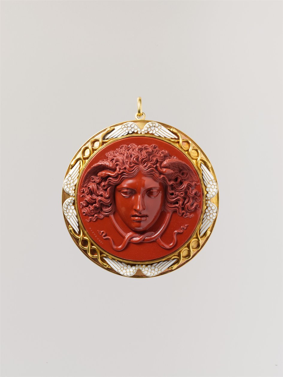 Cabeça de Medusa (jaspe vermelho montado em ouro com esmalte branco) de Benedetto Pistrucci
