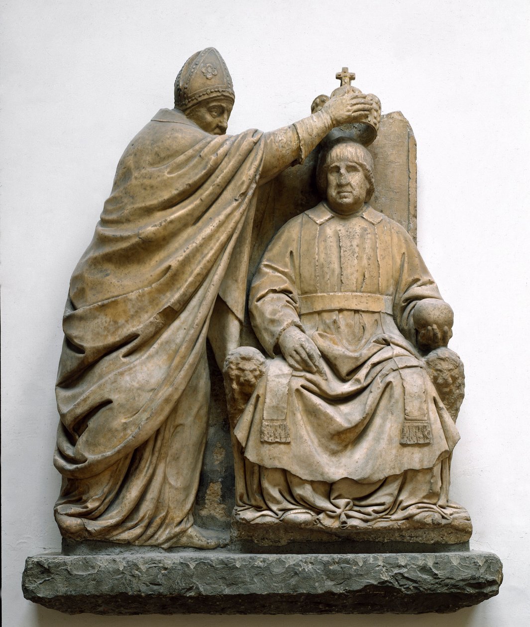 O Cardeal Latino di Carlo Orsini (1410-1477) coroa Fernando II de Aragão (1452-1516) Escultura em mármore de Benedetto da Maiano (1442-1497). Florença, Museu Nacional do Bargello de Benedetto da Maiano