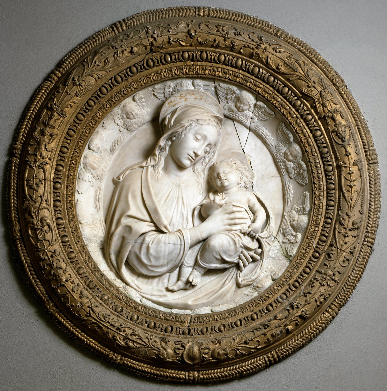 Virgem e Criança. Escultura de Benedetto da Maiano