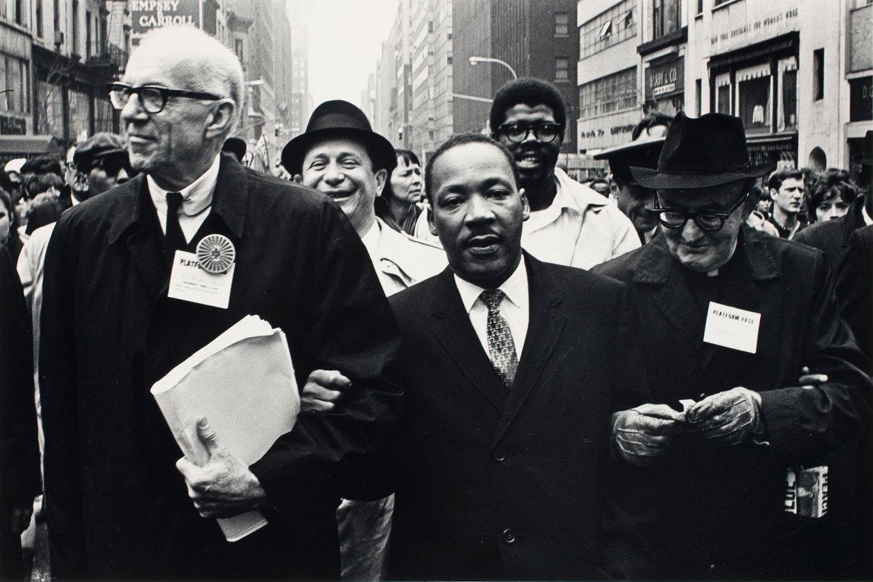 O Dr. Benjamin Spock, o Dr. King e o Monsenhor Rice de Pittsburgh marcham na Parada do Dia da Solidariedade em de Benedict J. Fernandez