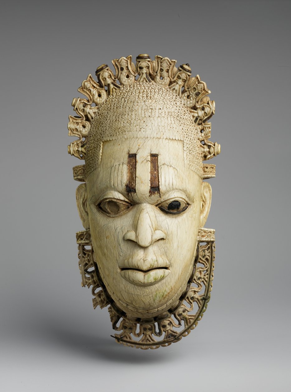 Máscara pendente Iyoba (Rainha Mãe) de Benin Benin
