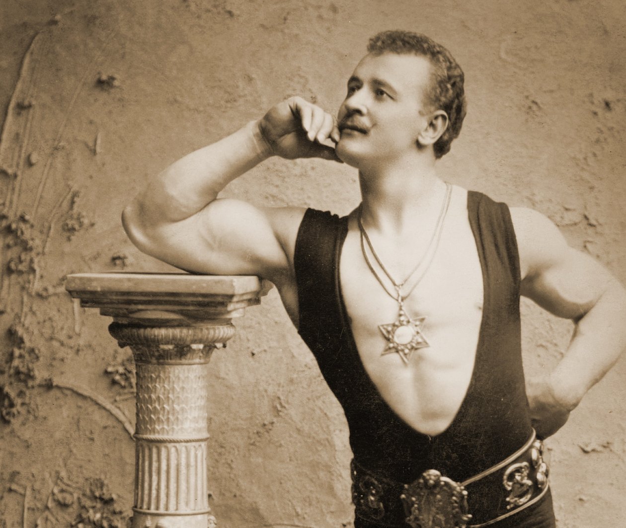 Eugen Sandow, na clássica pose greco-romana antiga, c.1894 de Benjamin J. Falk