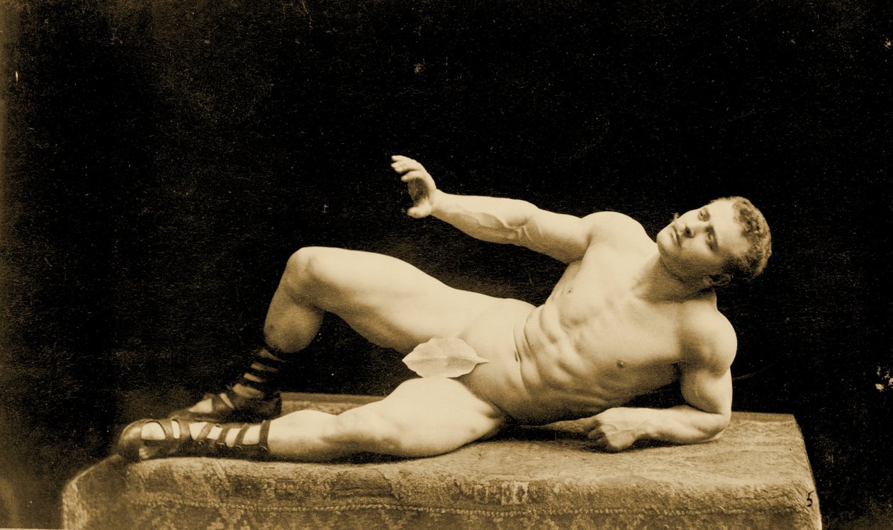 Eugen Sandow, na antiga clássica pose greco-romana usando uma folha de figo, c.1894 de Benjamin J. Falk