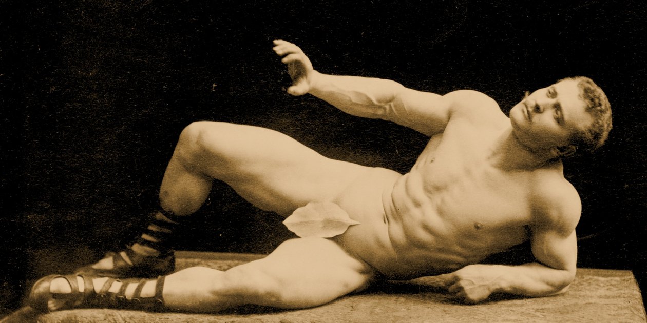 Eugen Sandow, na antiga clássica pose greco-romana usando uma folha de figo, c.1894 de Benjamin J. Falk
