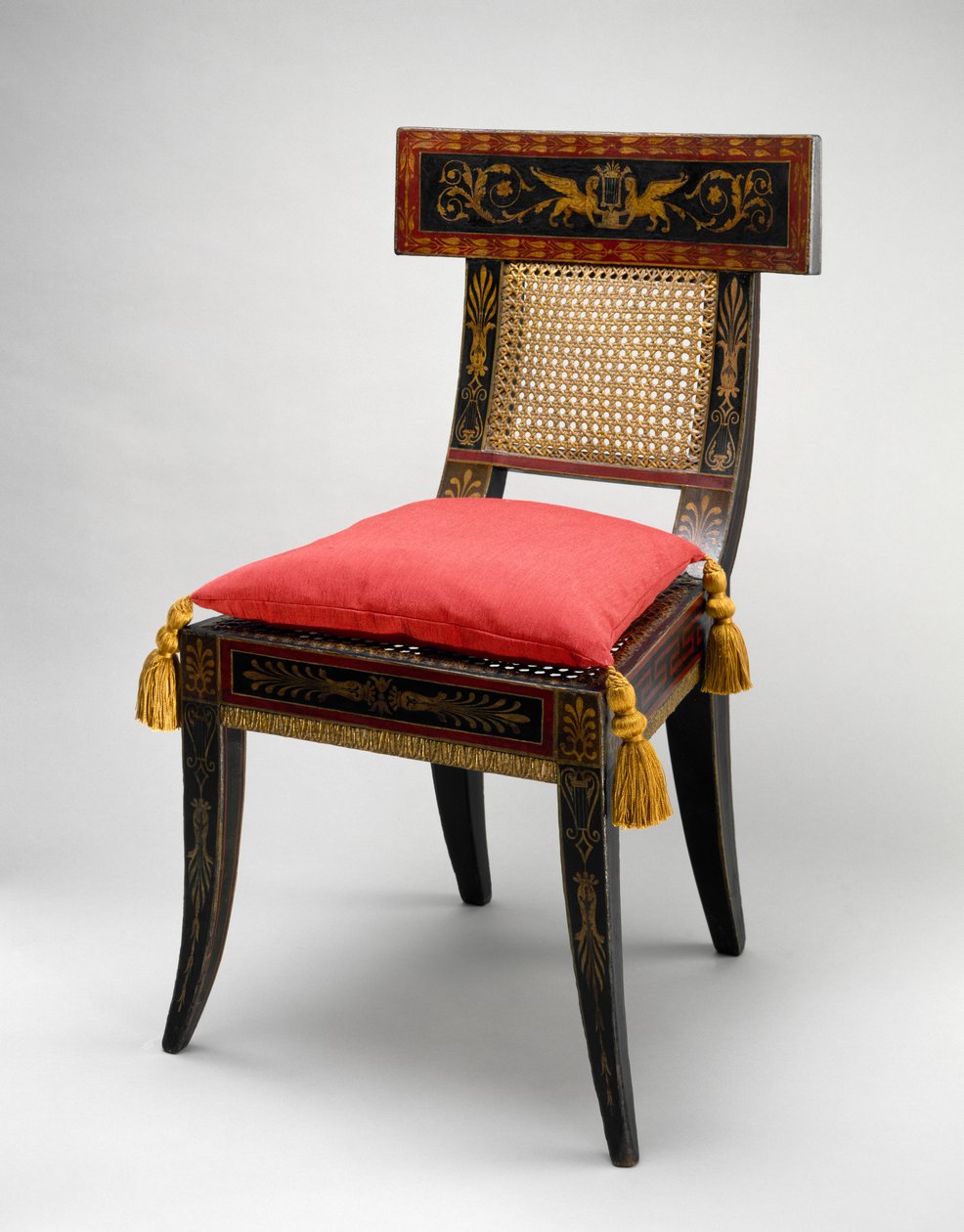 Um de um par de cadeiras laterais, c.1808 (álamo amarelo, carvalho, maple, pinho branco e cana) de Benjamin Henry Latrobe