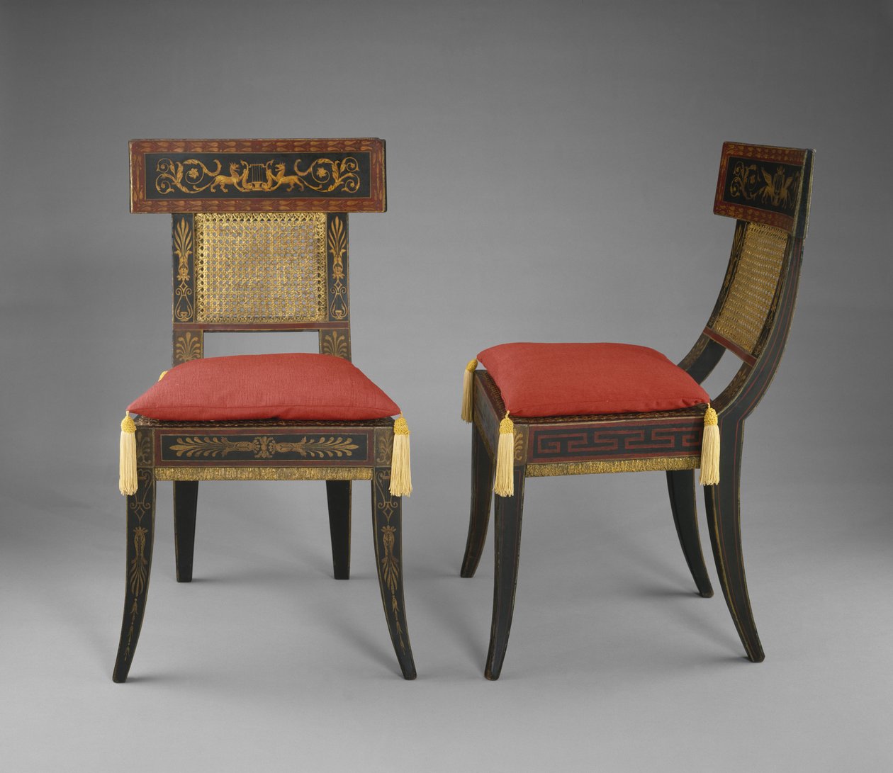 Par de cadeiras laterais, c. 1808 (álamo amarelo gesso, pintado e dourado, carvalho, bordo e pinho branco oriental com cana) de Benjamin Henry Latrobe