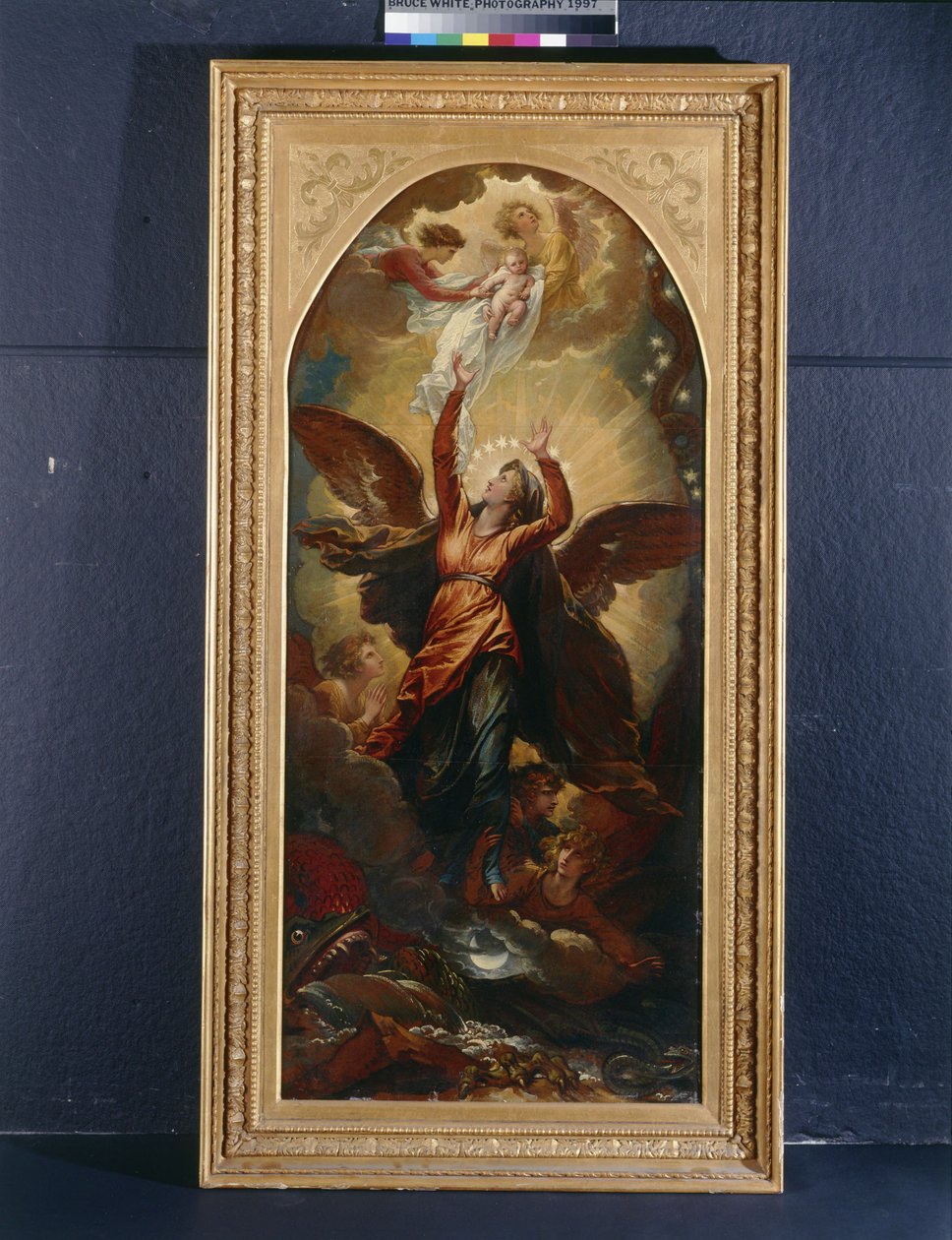 A mulher vestida de sol foge da perseguição do dragão de Benjamin West
