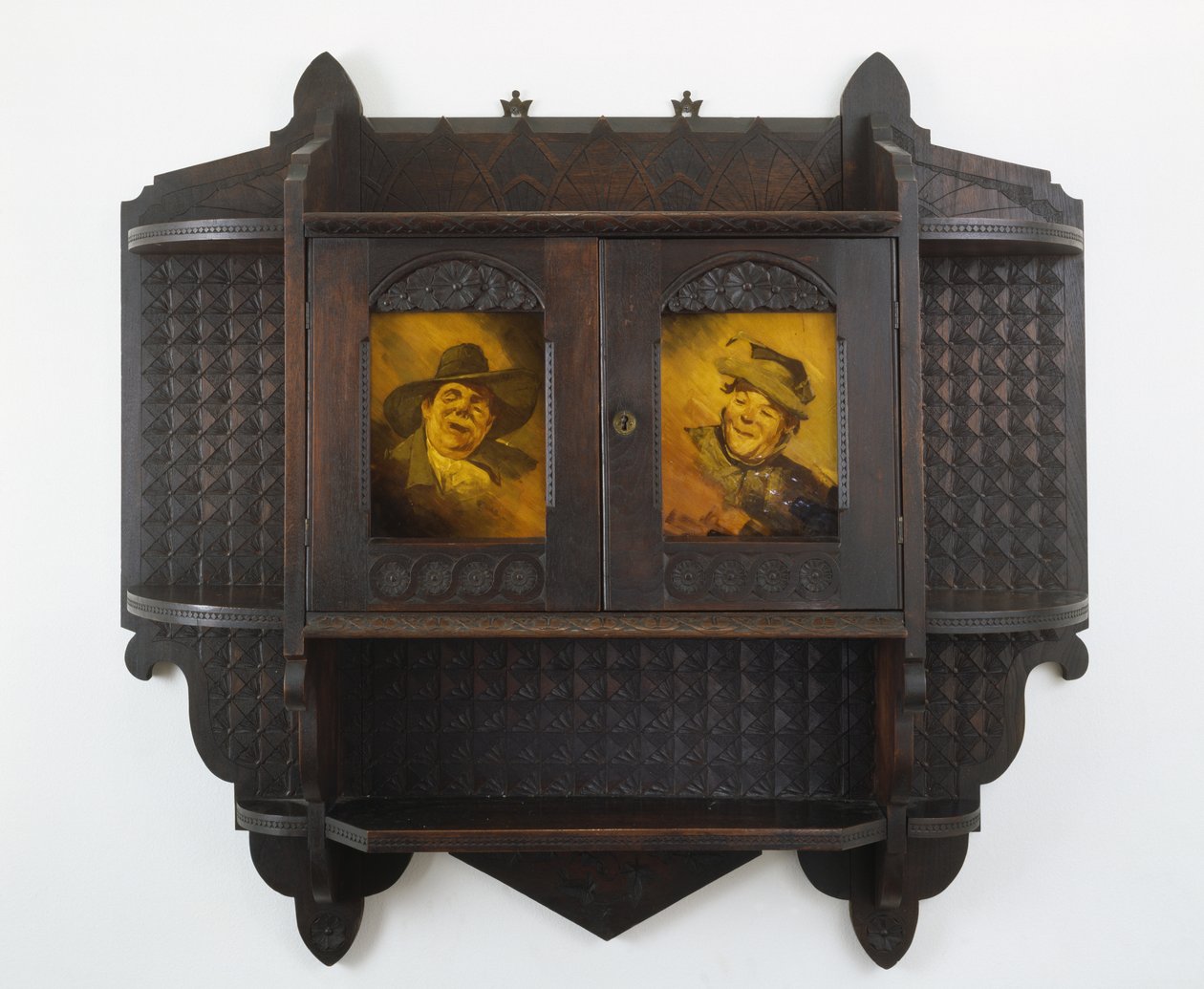Gabinete de parede suspenso com placas de cerâmica, c. 1890 (nogueira preta e faiança) de Benn Pitman