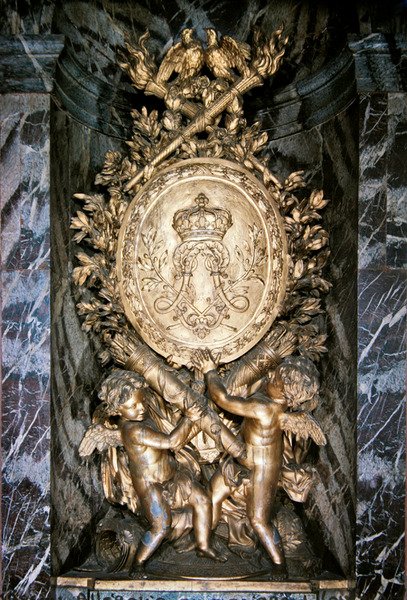 Escultura no desembarque do Escalier de la Reine, celebrando simbolicamente o casamento de Luís XIV e Marie-Therese da Áustria de Benoit or Massou Masson