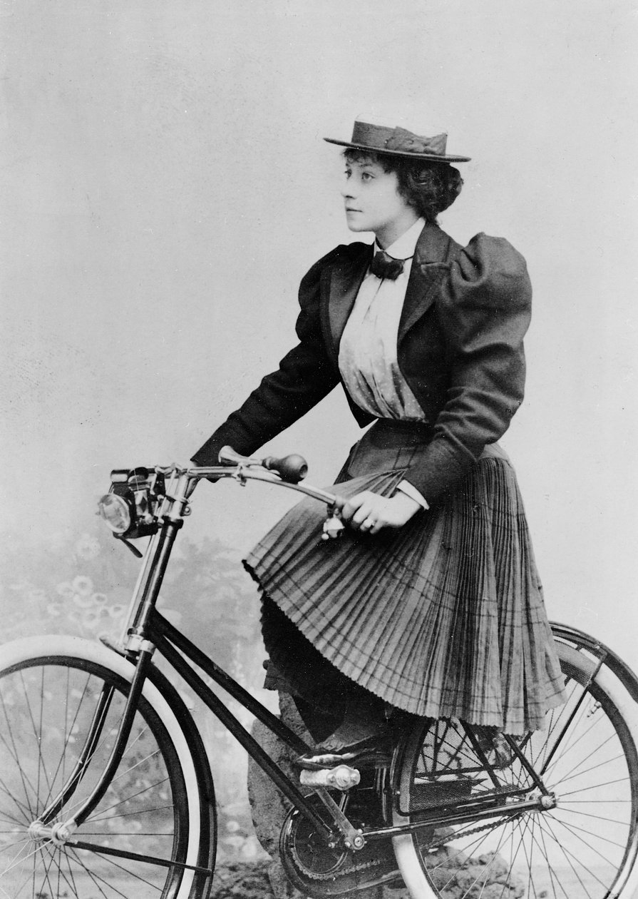 Julia Denis em uma bicicleta, 1893 (foto do bw) de Benque Studio