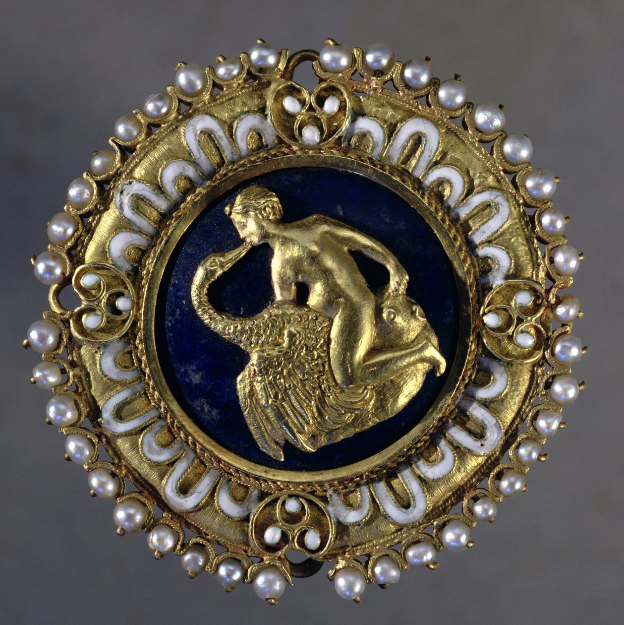 Broche decorado com uma cena de Leda e o Cisne (ouro, lapis lazulia e pérolas) de Benvenuto Cellini
