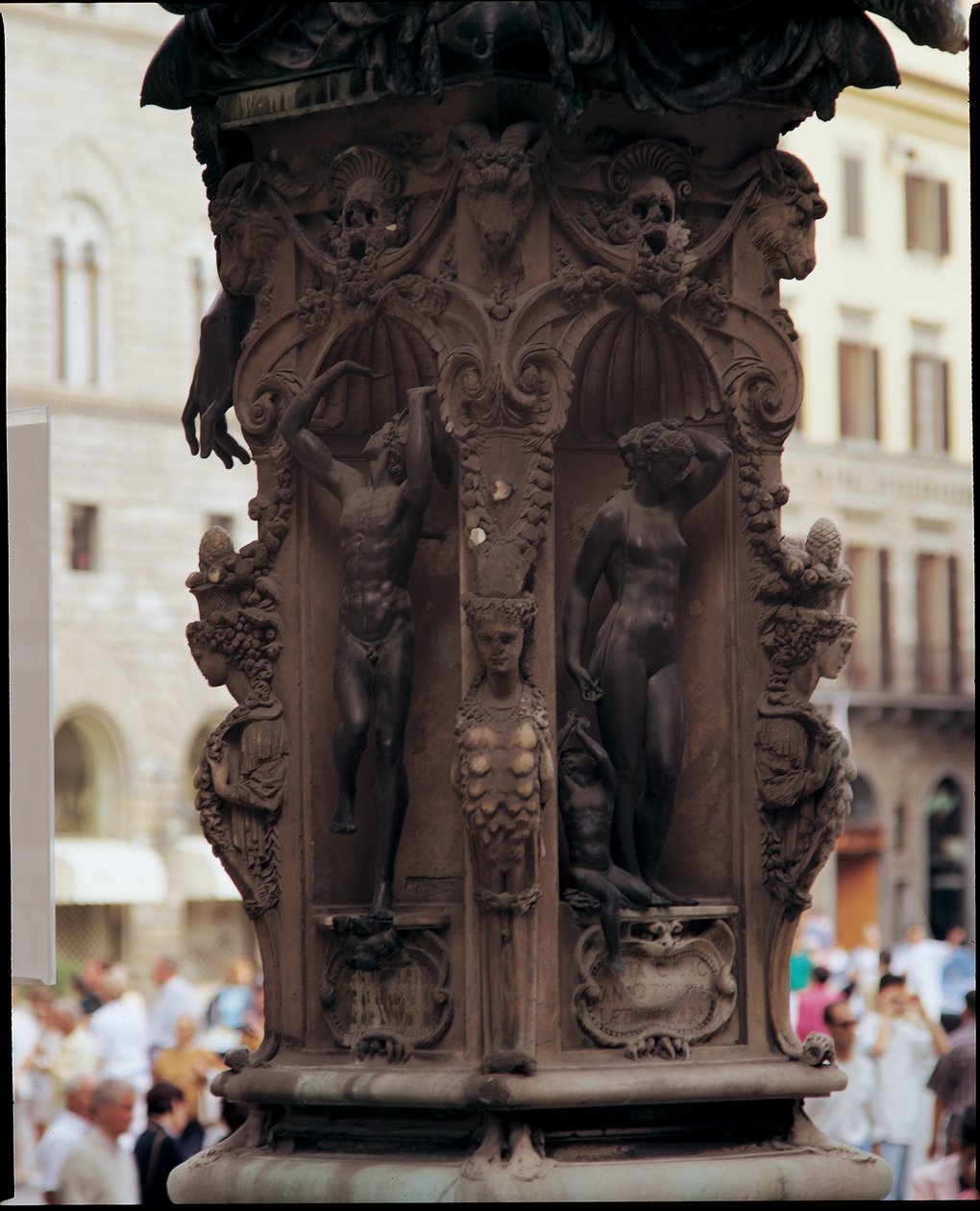 Detalhe de Mercúrio, Danae e Perseu, da base de uma escultura de Perseu com a cabeça da Medusa, 1545-55 bronze de Benvenuto Cellini