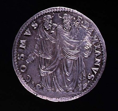 Reverso da moeda de prata mostrando SS Cosimo e Damien em pé e olhando um para o outro. Inscrição: S. COSMVS S. DAMIANVS, cunhada 1532-1537 (para anverso ver 108641) de Benvenuto Cellini