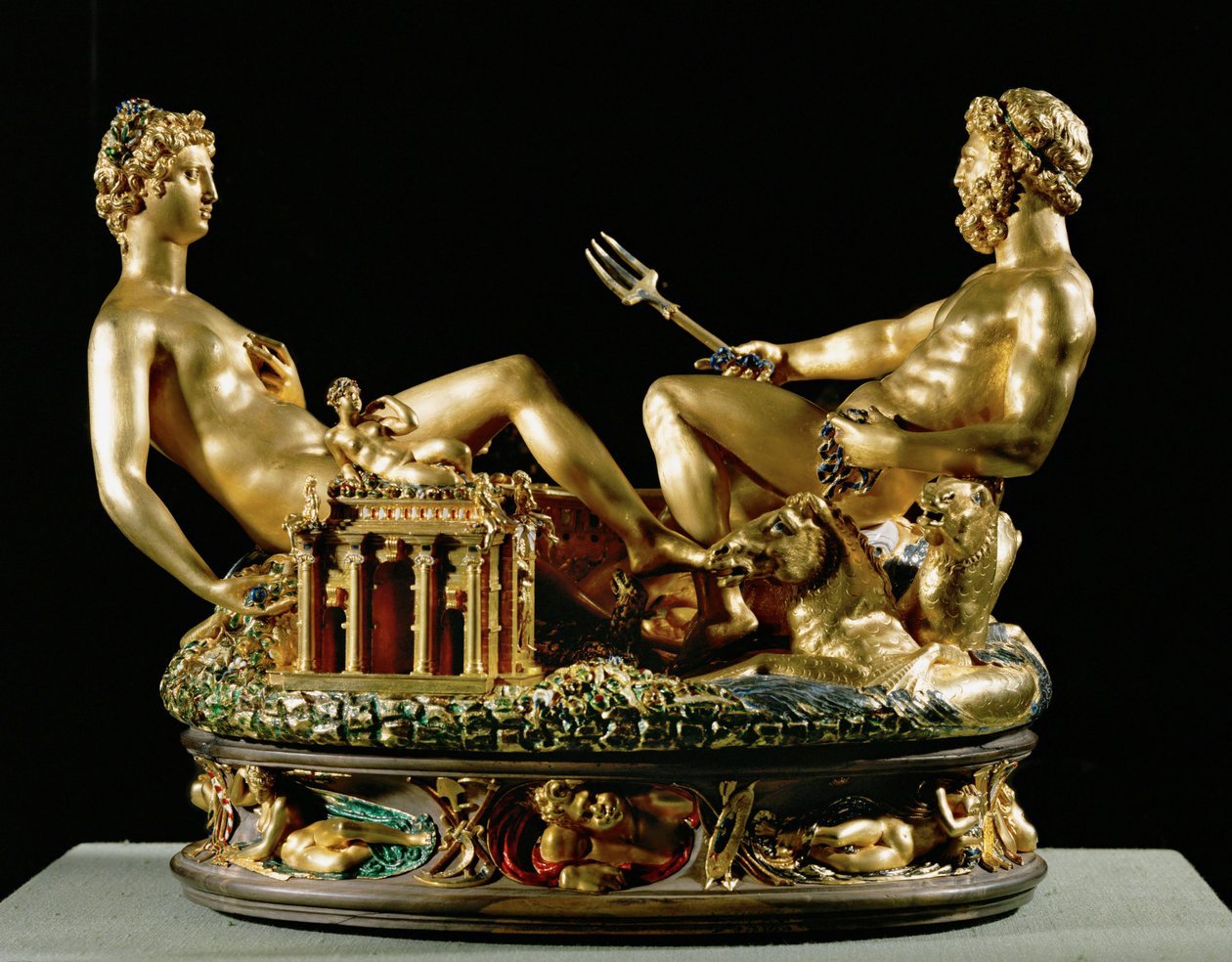 Saliera, saleiro (ouro, trabalho em niello e base em ébano) de Benvenuto Cellini