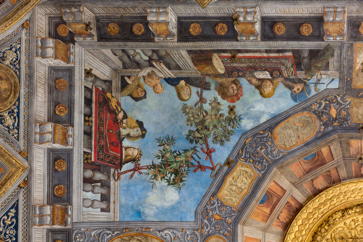Um gato, instrumentos musicais e figuras masculinas e femininas, detalhe, cofre do Salão do Tesouro (fresco) (detalhe de 3707463) de Benvenuto Tisi da Garofalo