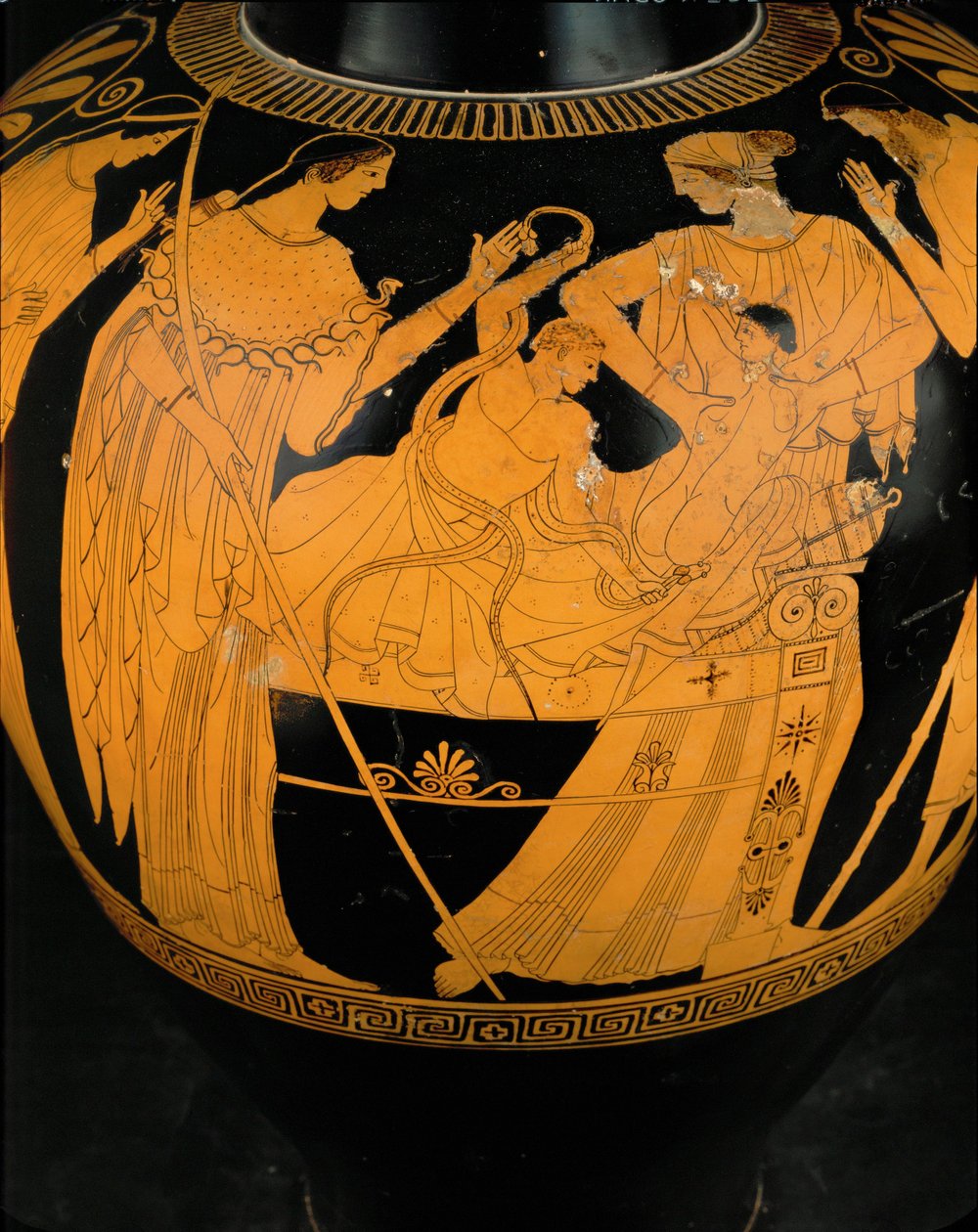 O jovem Héracles luta contra duas serpentes enviadas por Zeus para ... de Berlin Painter