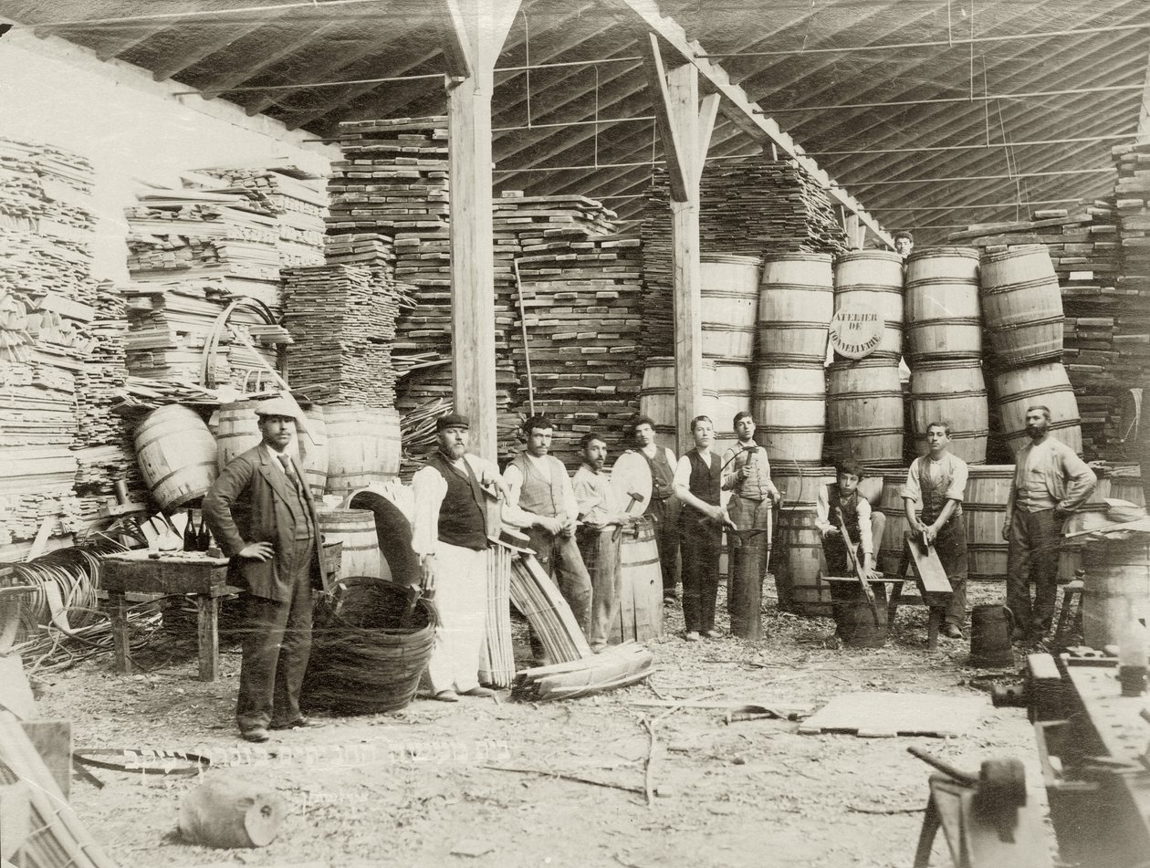 Interior de uma fábrica de barris em Zichron Yaacov com trabalhadores, c.1898-1900 bw foto de Bernard Edelstein