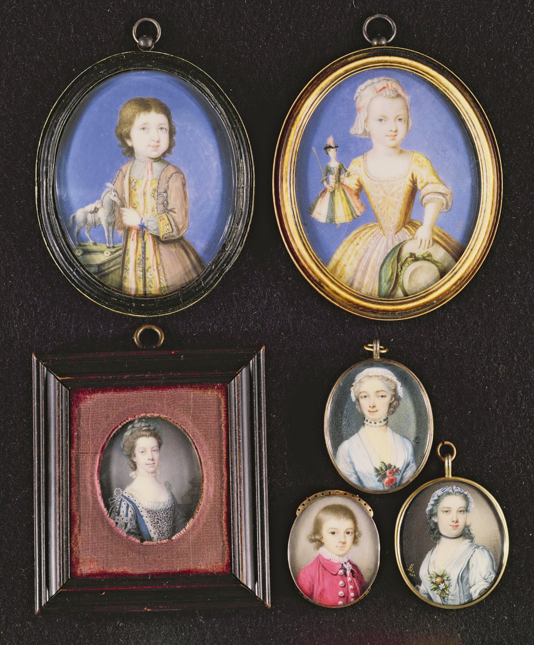 Miniaturas de Retrato. L para R e T para B: Richard Whitmore por Bernard Lens (1682-1740); Katherine Whitmore por Bernard Lens (1682-1740); Rainha Charlotte por Samuel Finney (1718-98); Menino desconhecido por Thomas de Bernard Lens