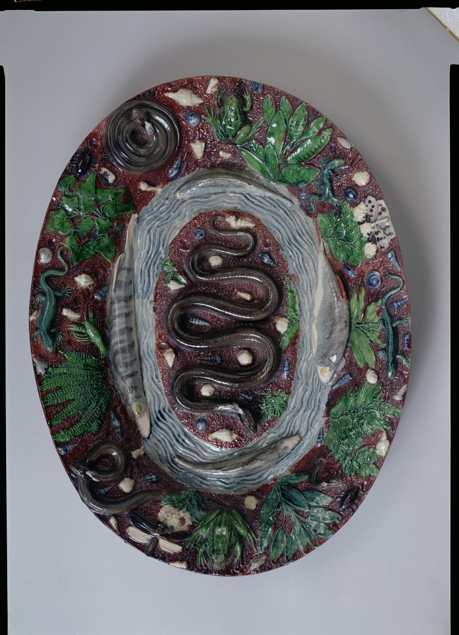 Prato oval grande moldado em relevo com uma cobra de grama, batráquios e peixes (louça de barro) de Bernard Palissy