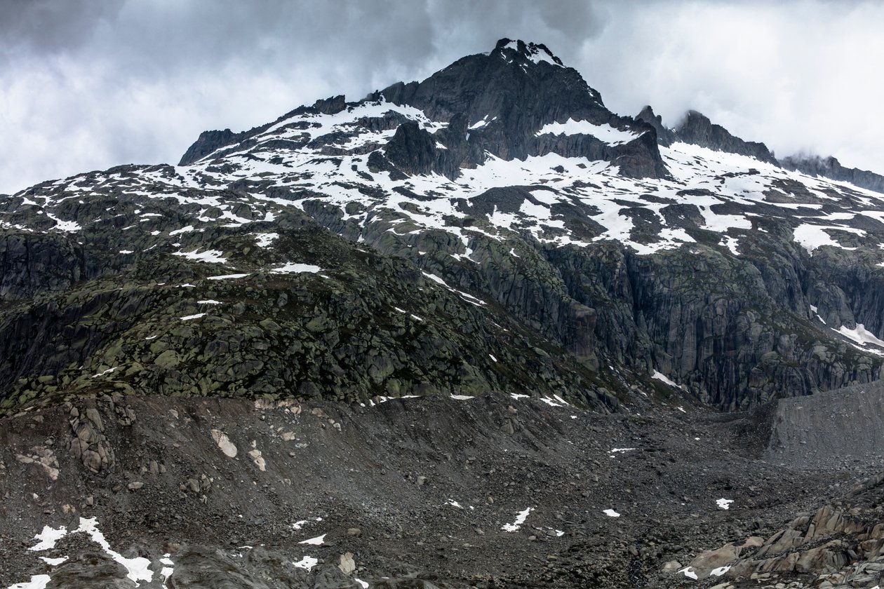 Montanhas acima do glaciar do Ródano, Suíça (foto) de Bernard Bonnefon