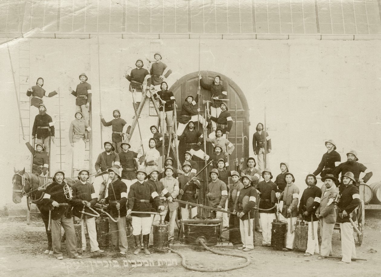 Um grupo de tiro de bombeiros em Zichron Yaacov, c.1898-1900 de Bernard Edelstein