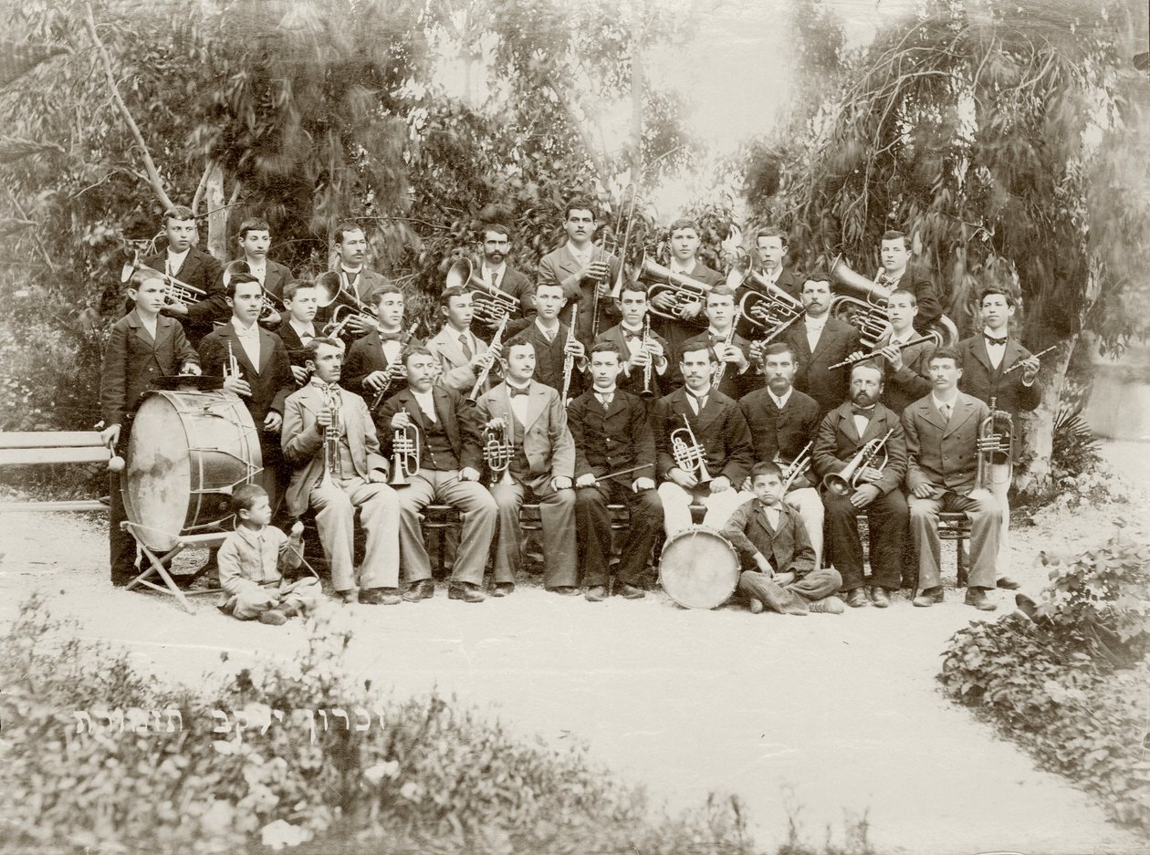 O grupo da orquestra atirou em Zichron Yaacov, c.1898-1900 de Bernard Edelstein