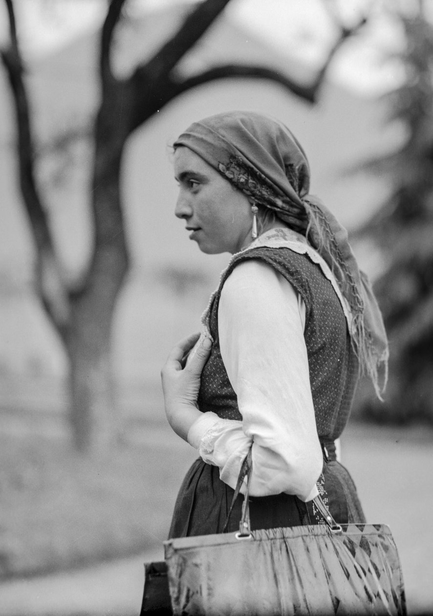 Mulher do campo com vestuário tradicional conservador, provavelmente em Itália, mas possivelmente na Turquia de Bernard F. Rogers