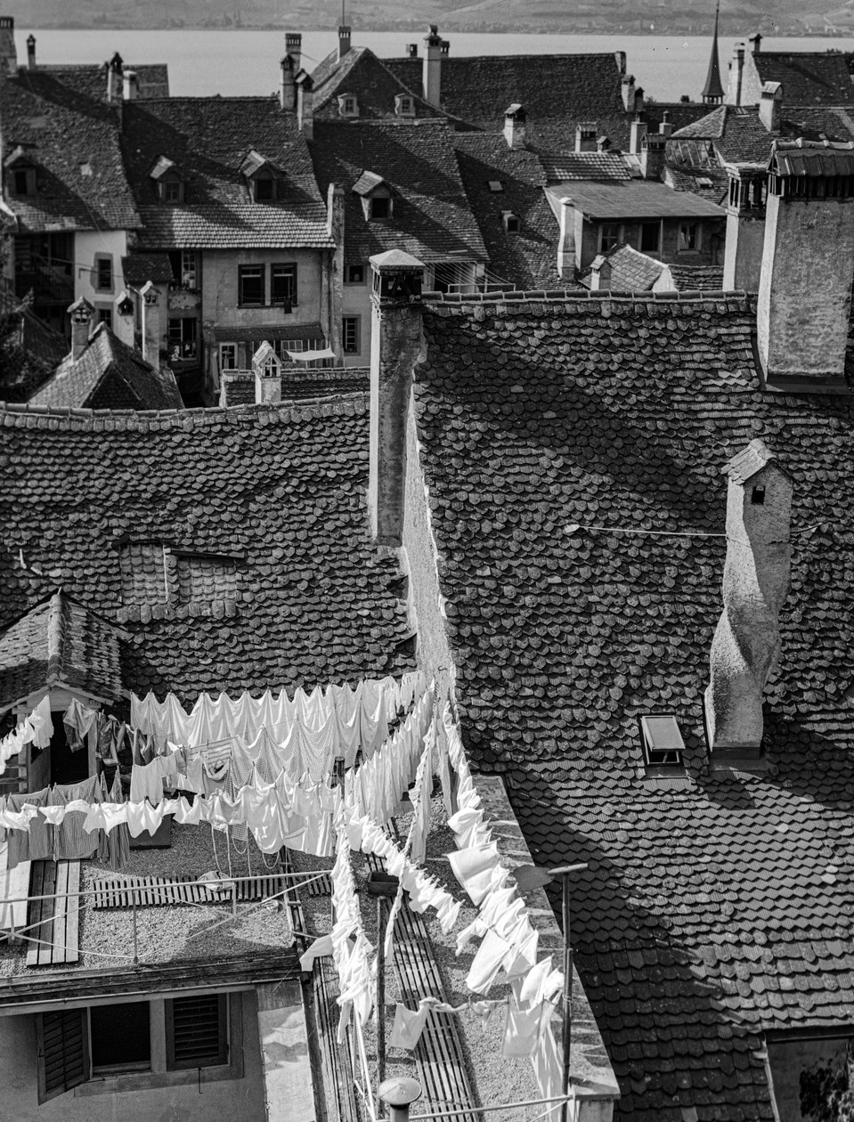 Telhados de duas águas e secagem de roupa em antigas casas de aldeia italianas de Bernard F. Rogers